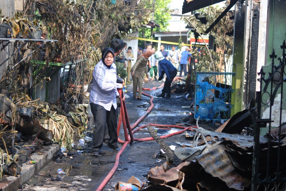 Walikota-Surabaya-Tri-Rismaharini-meninjau-dan-membantu-menarik-selang-PMK-di-Lokasi-kebakaran-aspol-ketintang-Surabaya2